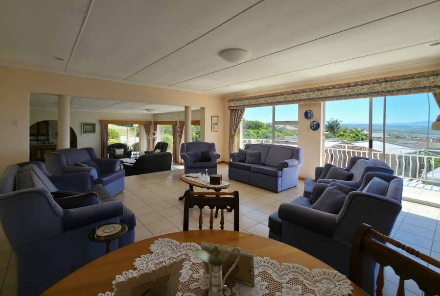 6 Bedroom Property for Sale in Wavecrest Eastern Cape